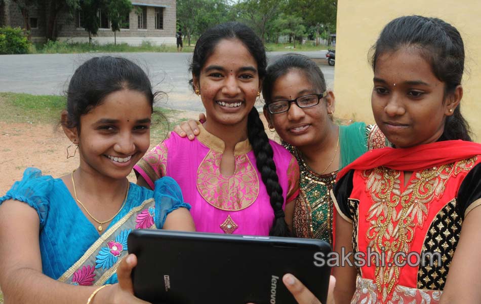 Freshers day celebrations at Anatapur JNTU college - Sakshi8