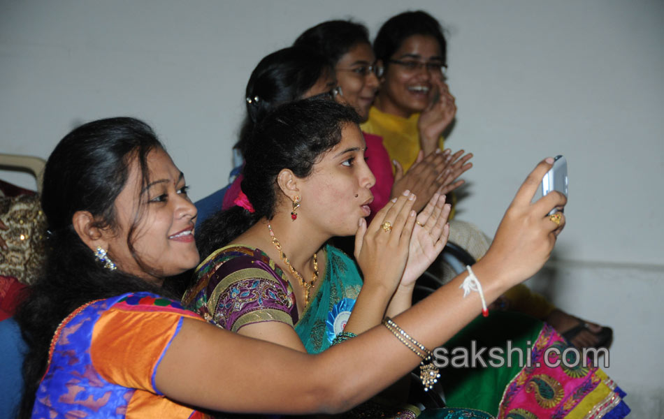 Freshers day celebrations at Anatapur JNTU college - Sakshi11