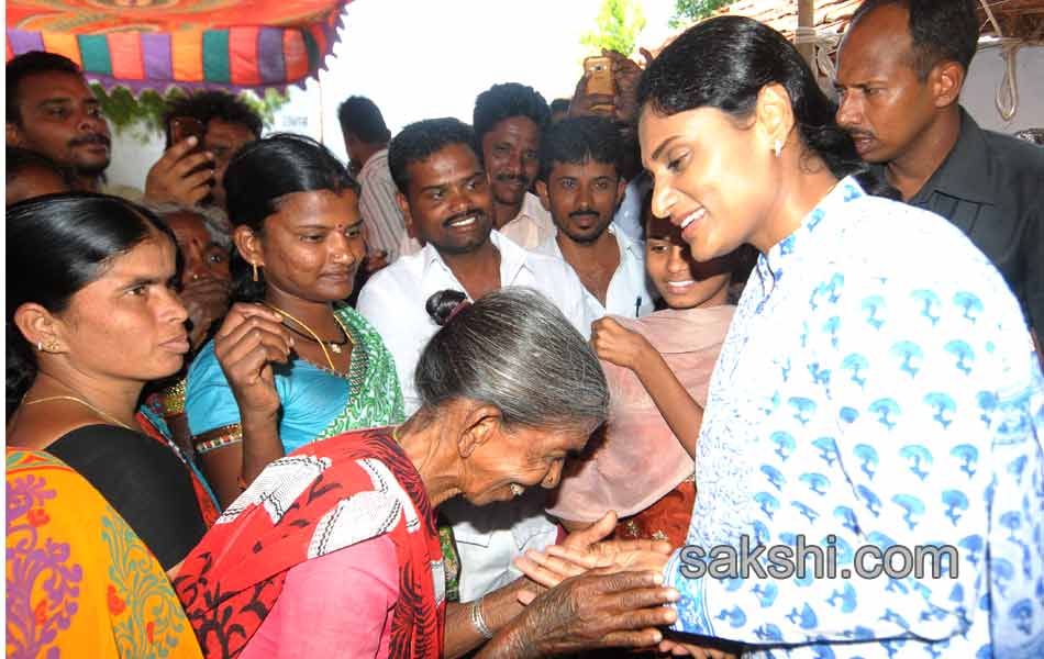 YS Sharmila paramarsayatra second day - Sakshi11