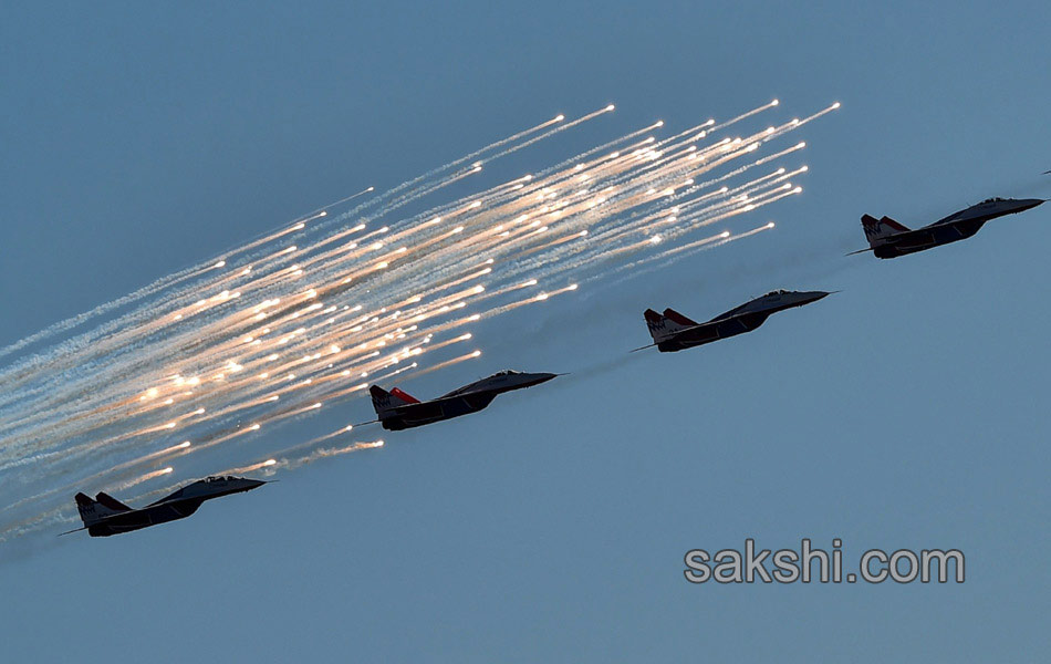 Jet trainer performs during the MAKS 20151