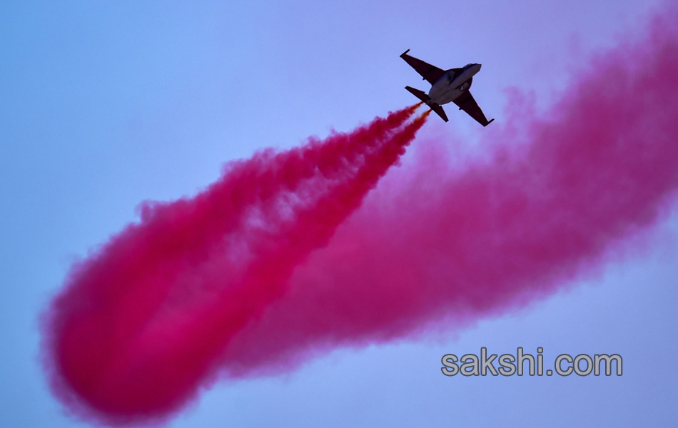 Jet trainer performs during the MAKS 201513