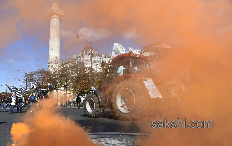 Tractors roll along a street in Paris19