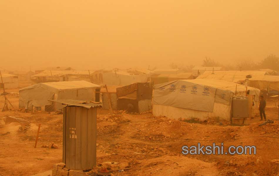 Unseasonal sandstorm hits Lebanon Syria5