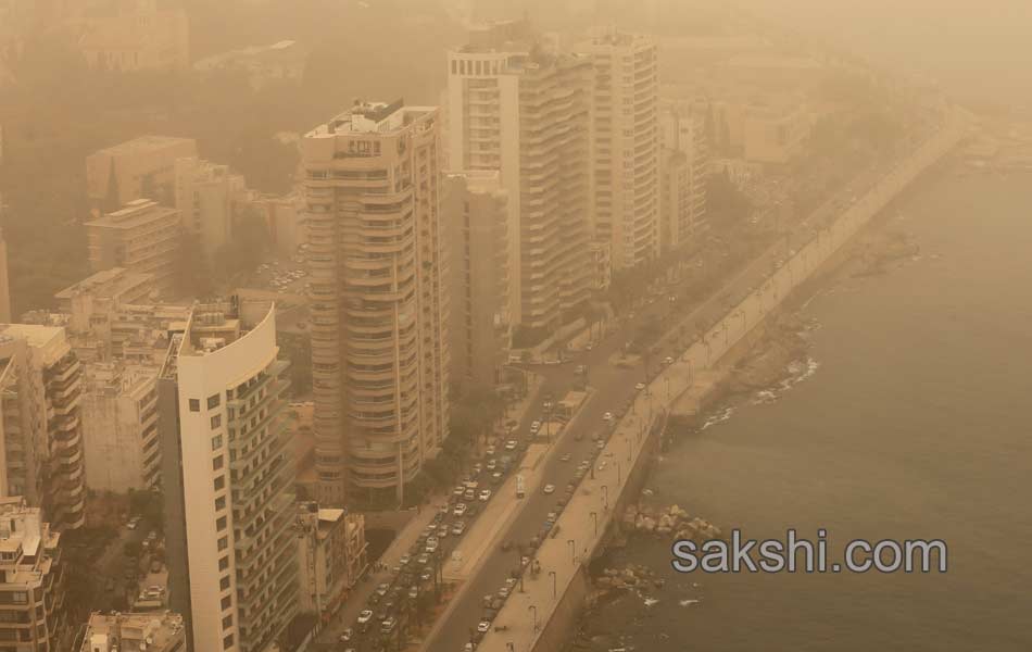 Unseasonal sandstorm hits Lebanon Syria14