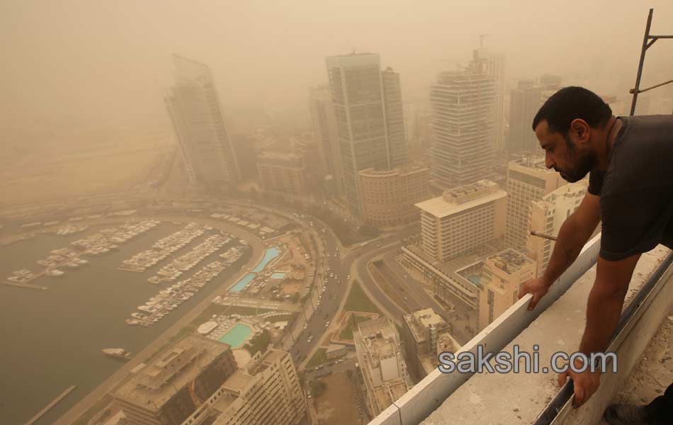 Unseasonal sandstorm hits Lebanon Syria24