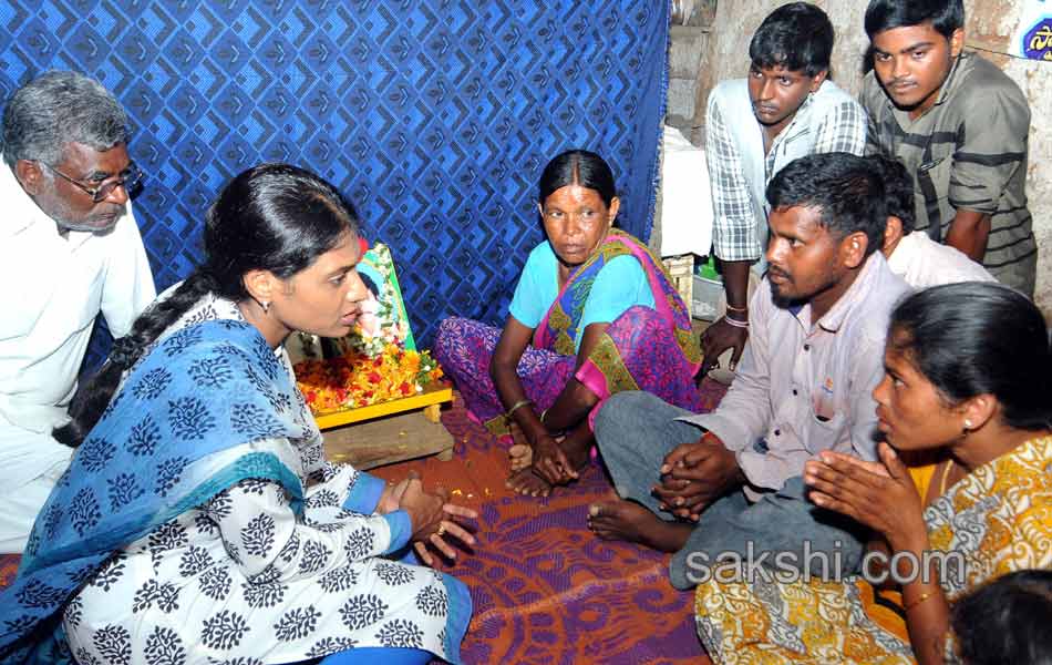 ys sharmila 3rd day paramarsha yatra in warangal distirict2