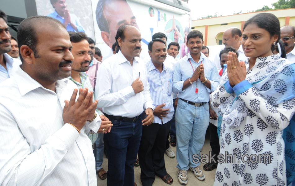 ys sharmila 3rd day paramarsha yatra in warangal distirict16