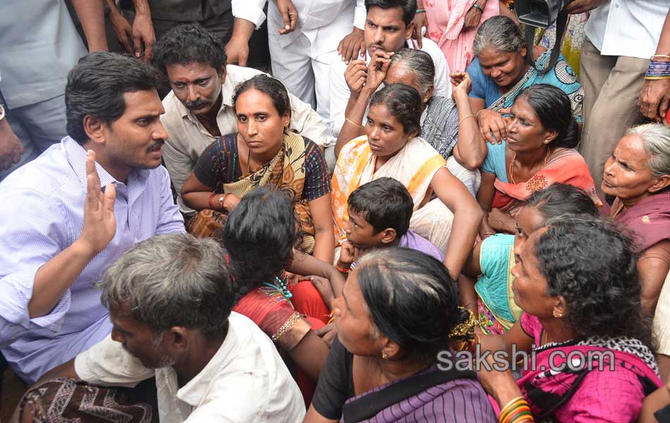 YS Jagan Leaves For Rajahmundry To Console Lorry - Sakshi2