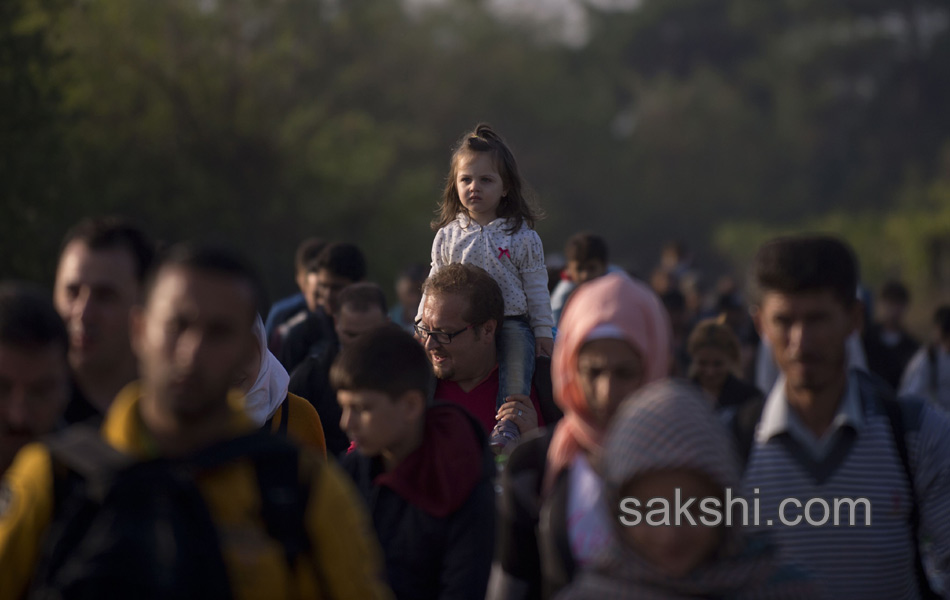 syrian migrants moving towards croatia - Sakshi12