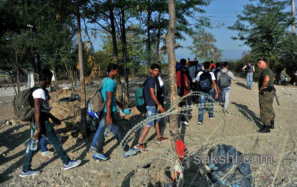 syrian migrants moving towards croatia - Sakshi30