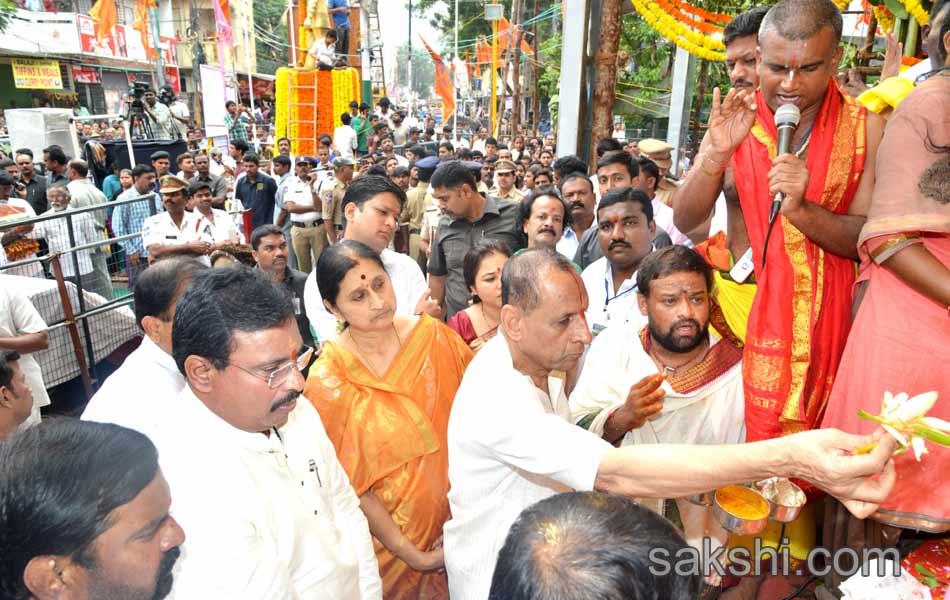 Governor perfoms ganesha puja at Khairatabad3