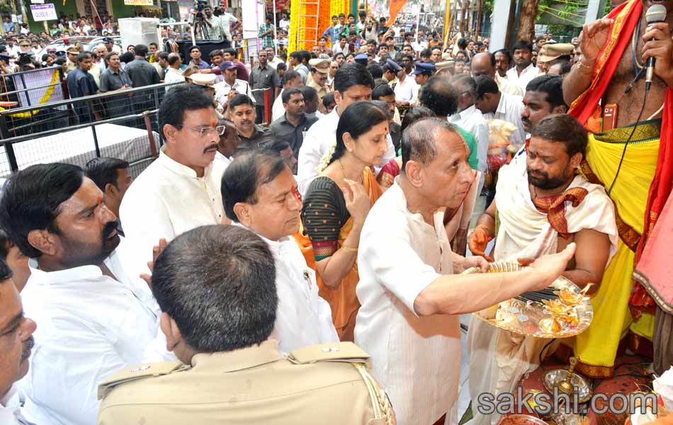 Governor perfoms ganesha puja at Khairatabad1