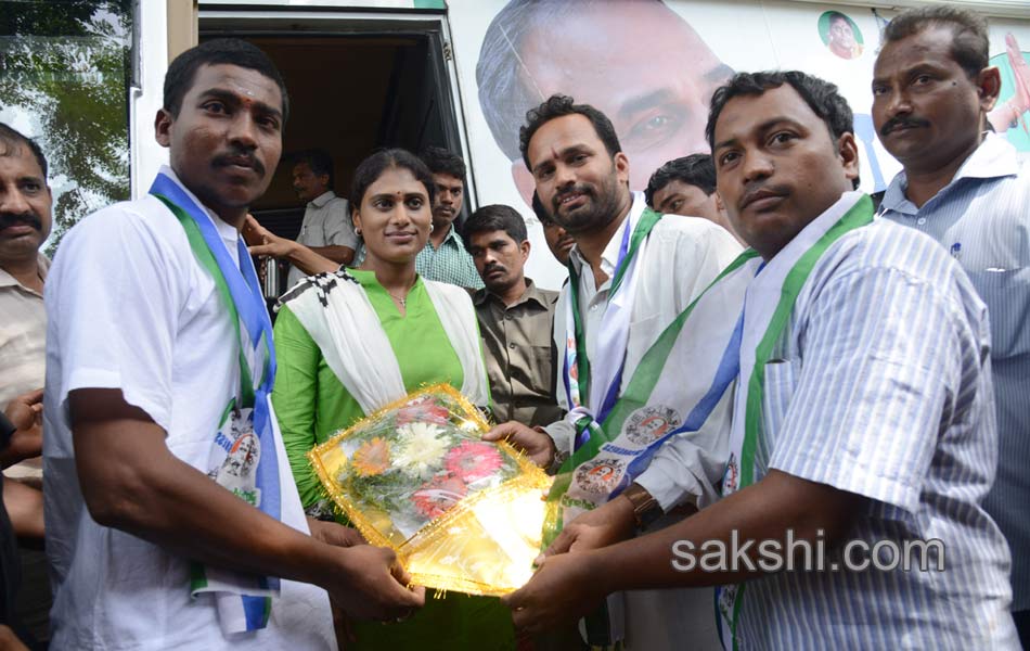 YS Sharmila second day paramarsha yatra11