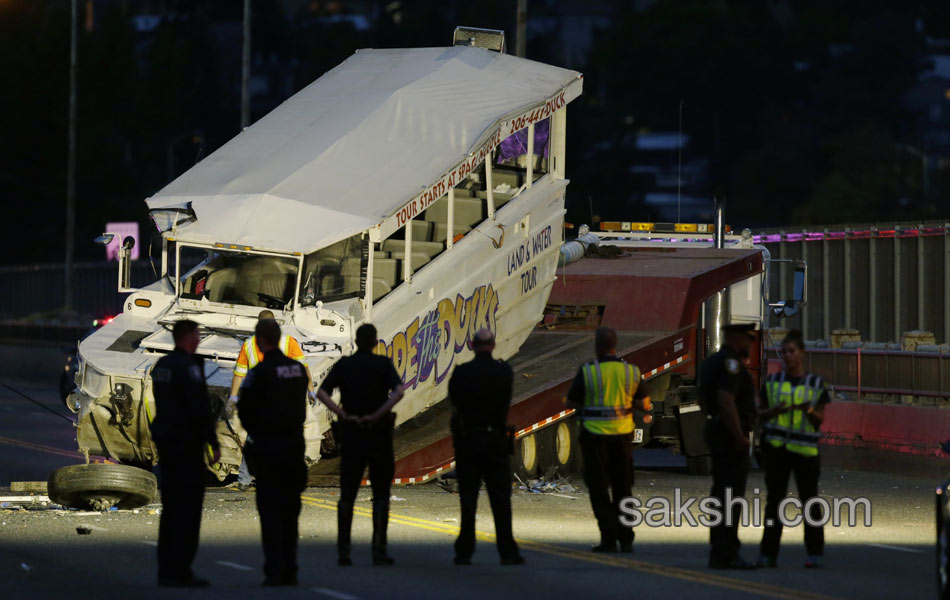 Seattle Tour Bus Crash5