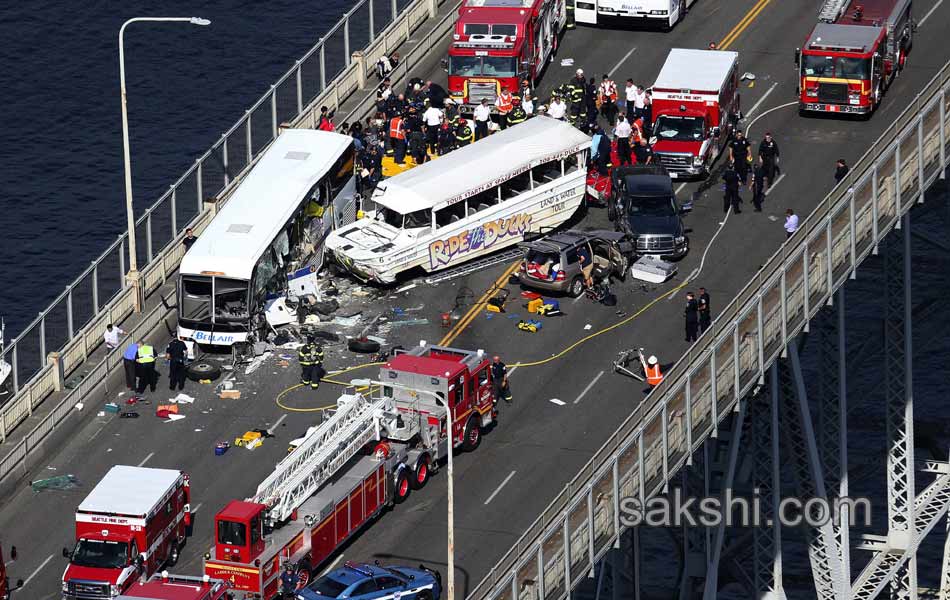 Seattle Tour Bus Crash6