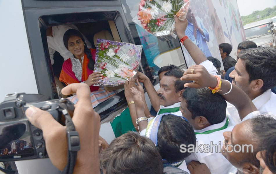 YS sharmila tour in karimnagar district14