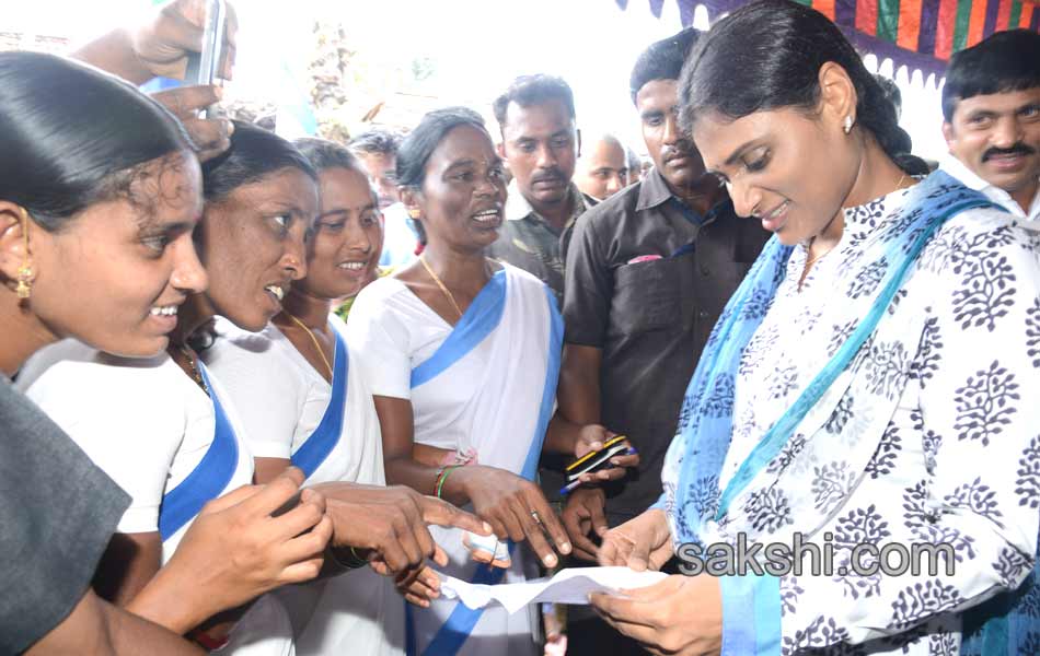 ys sharmila paramarsha yatra in adilabad district - Sakshi17