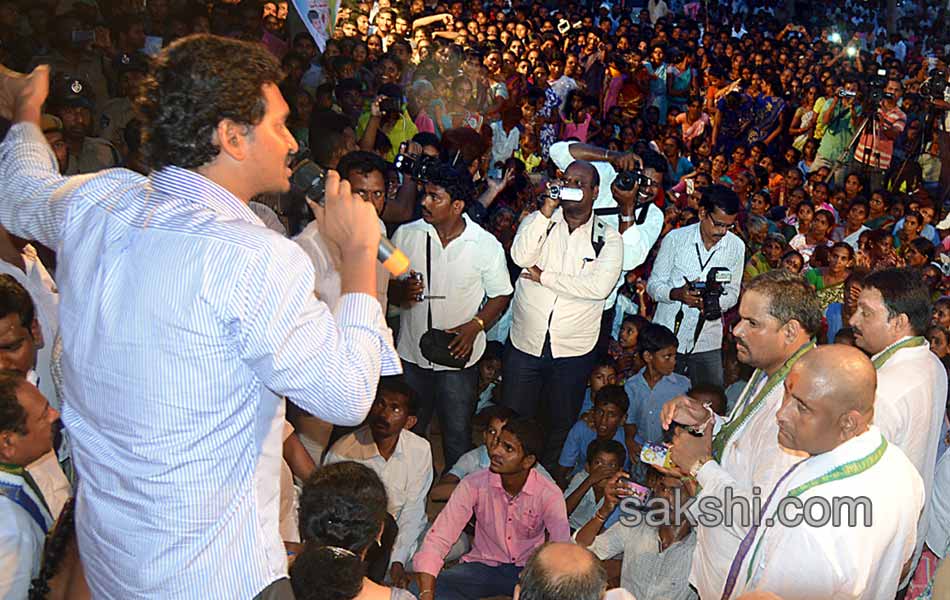 ys jagan mohan reddy supports bhogapuram farmers protes - Sakshi8