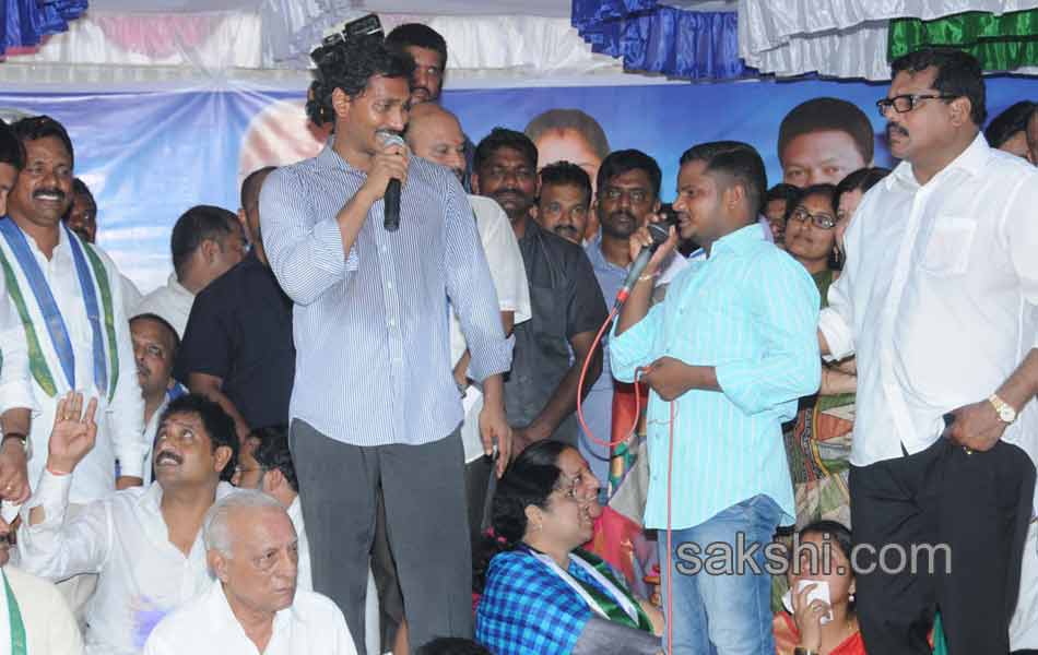 ys jagan mohan reddy supports bhogapuram farmers protes - Sakshi17