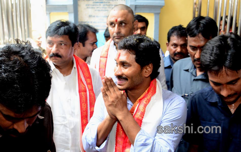 ys jaganmohan reddy in vijayawada kanaka durgamma temple - Sakshi3