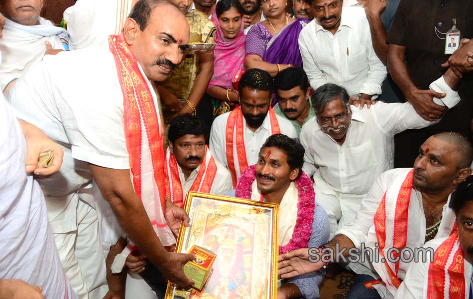 ys jaganmohan reddy in vijayawada kanaka durgamma temple - Sakshi1