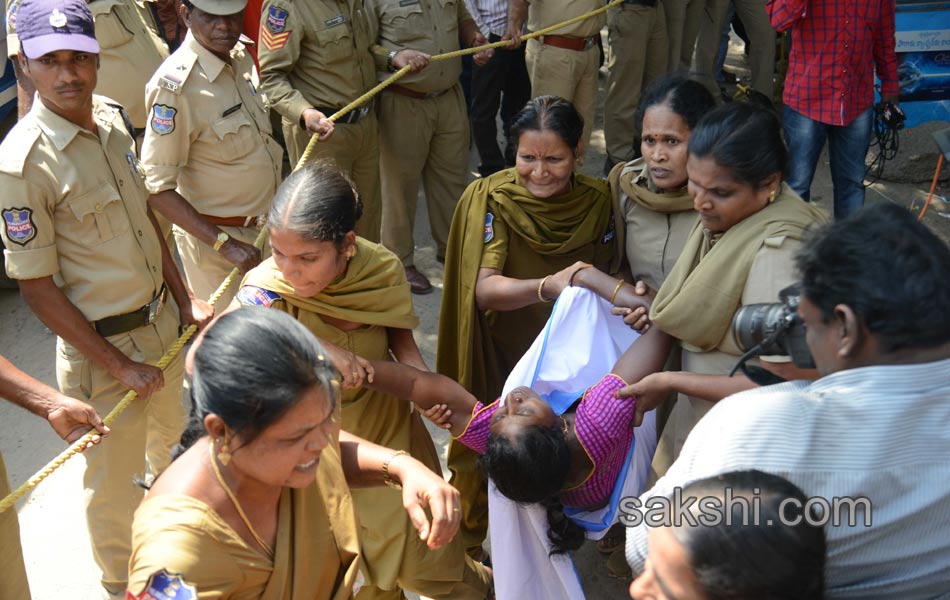 asha workers arrest in rtc cross roads3