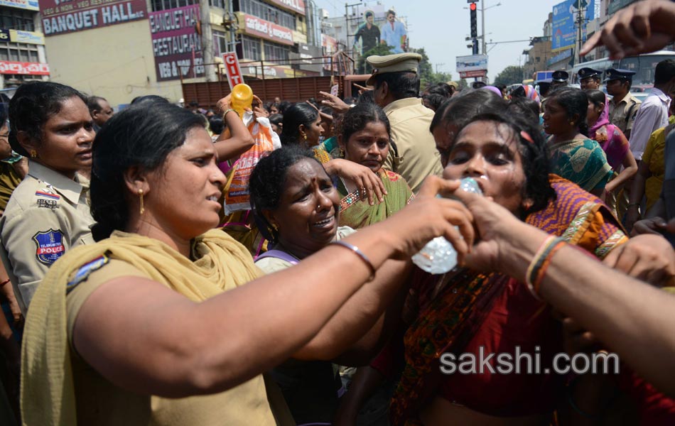 asha workers arrest in rtc cross roads15