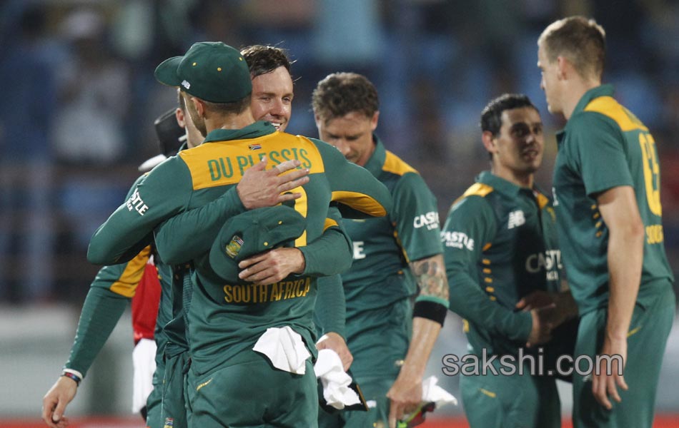 Morkels twin strikes give South Africa edge14