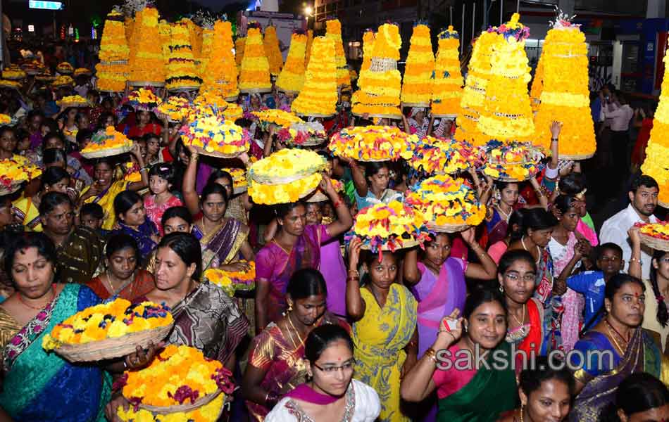 bathukamma rally from lb stadium to tankbund1