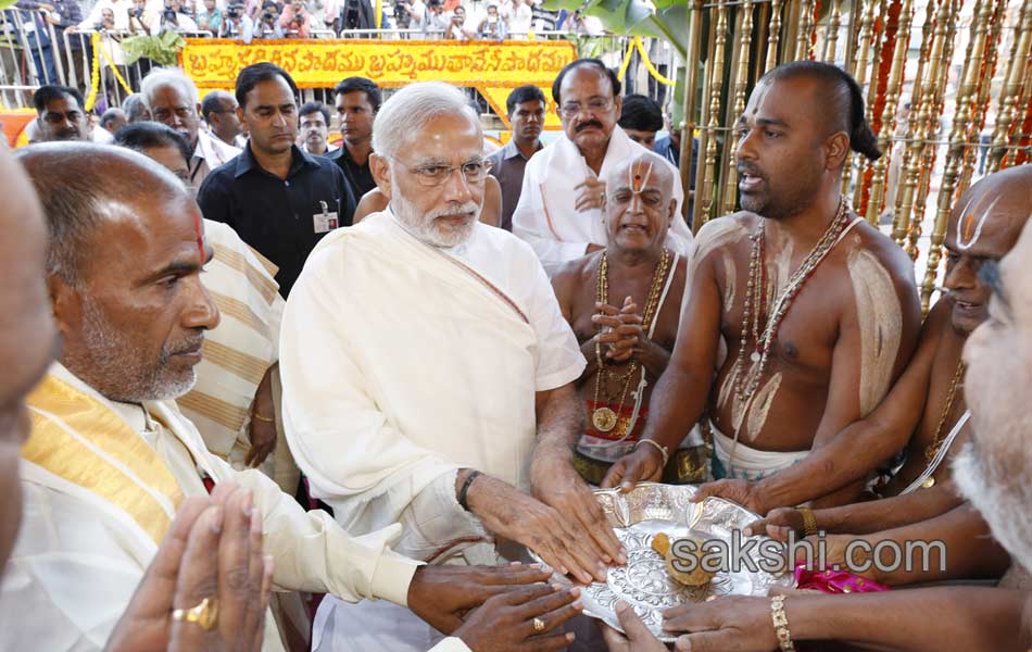 narendra modi balaji darshan - Sakshi17