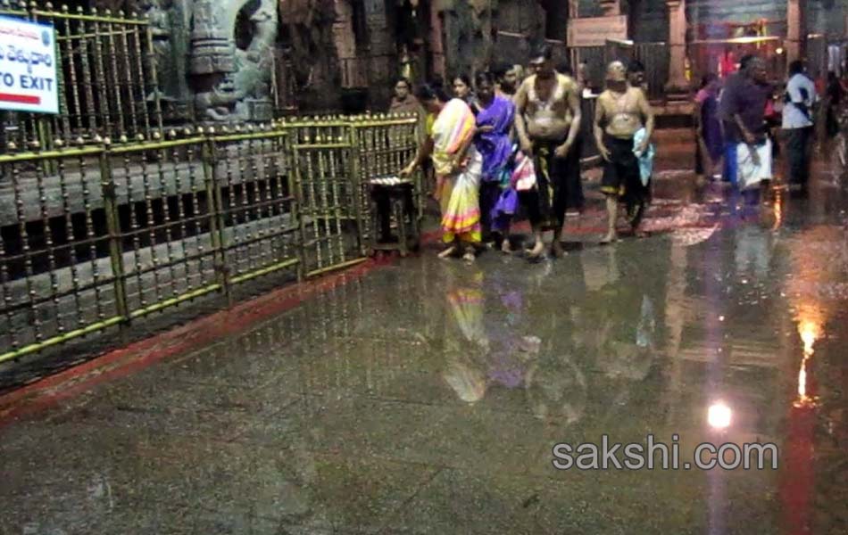 flood water in srikalahasti - Sakshi5