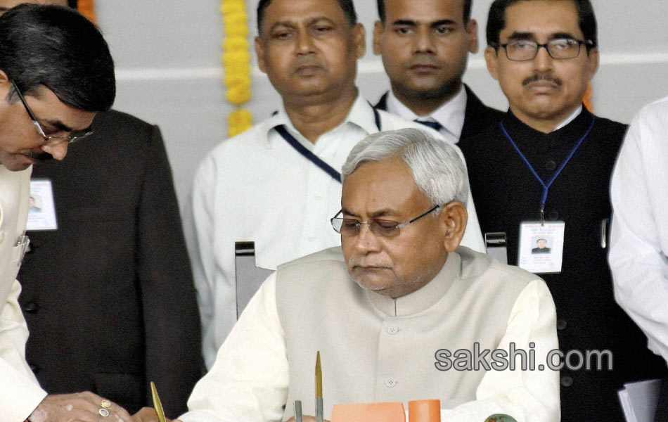 Nitish again takes oath as Bihar CM10