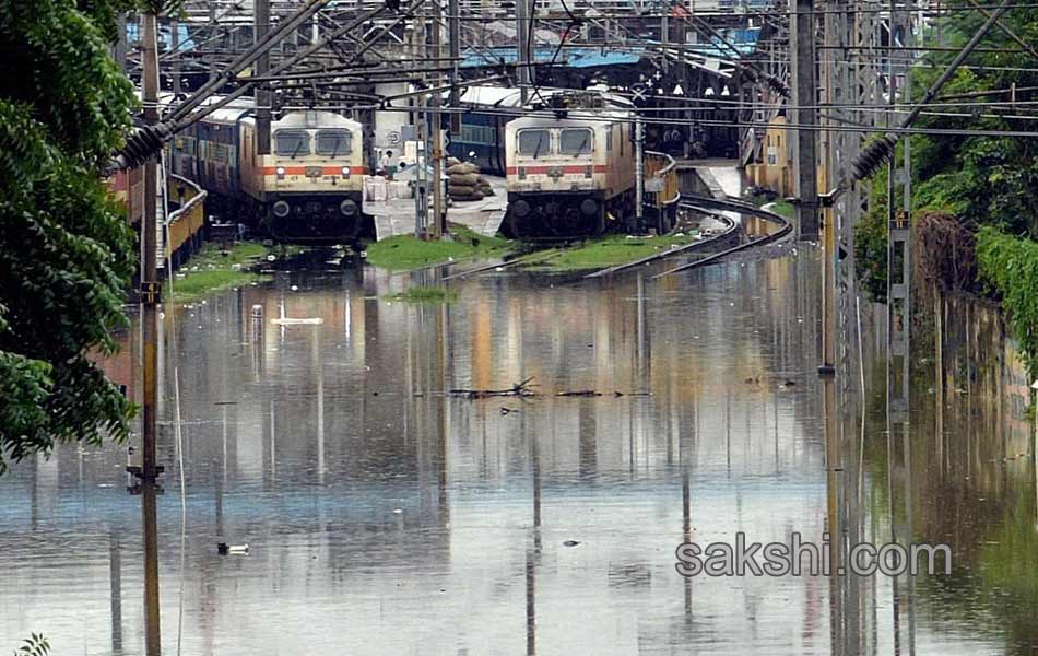 chennai submerged in rain water15