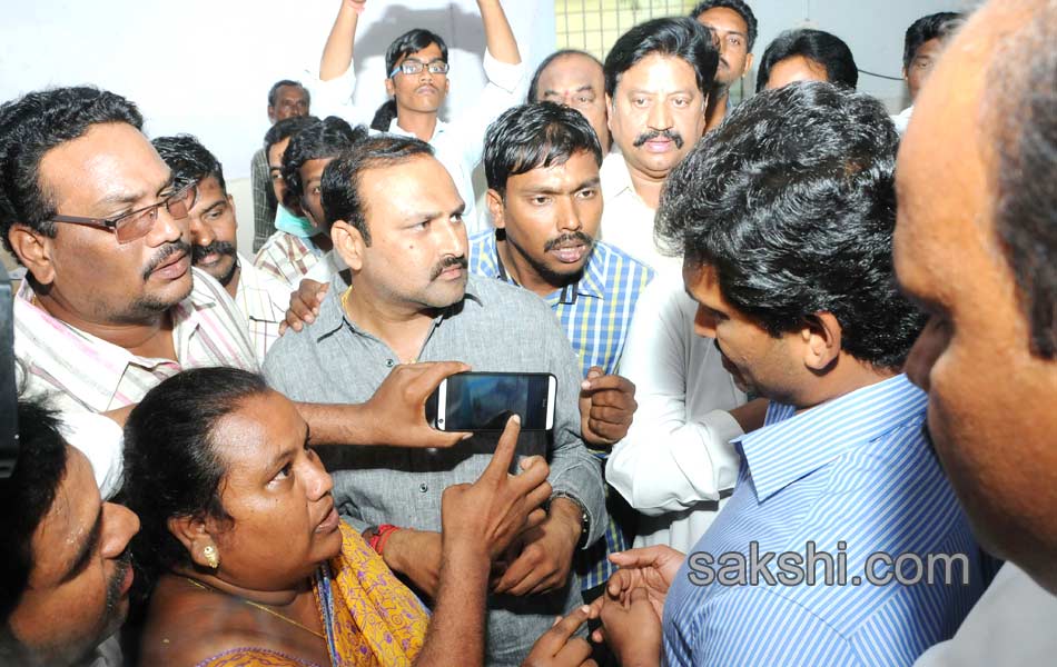 ys jagan mohan reddy consoles families of illicit liquor deaths - Sakshi2