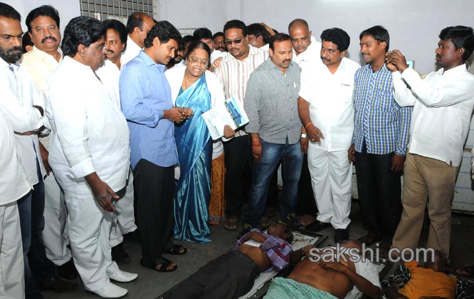 ys jagan mohan reddy consoles families of illicit liquor deaths - Sakshi4