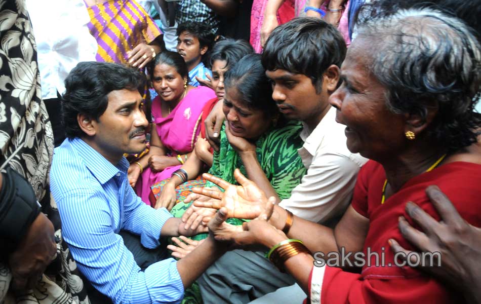 ys jagan mohan reddy consoles families of illicit liquor deaths - Sakshi5