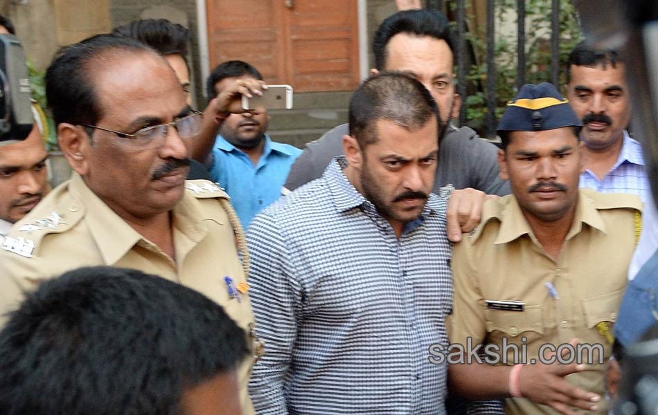 Salman walks from Bombay High Court10