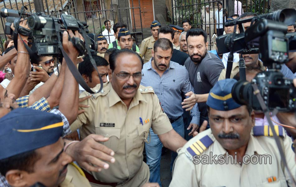 Salman walks from Bombay High Court11