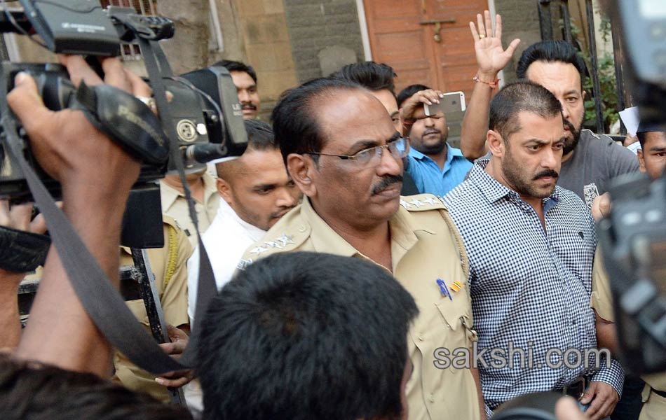 Salman walks from Bombay High Court12