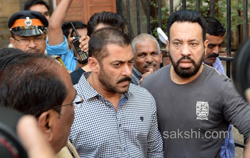 Salman walks from Bombay High Court14