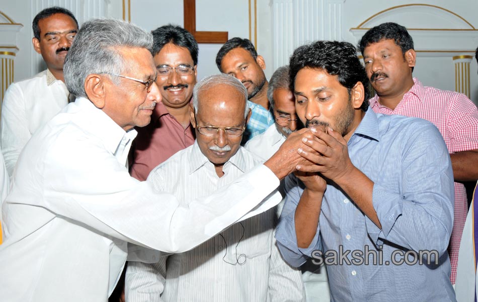 YS Jagan offers prayers at Pulivendula CSI Church - Sakshi3