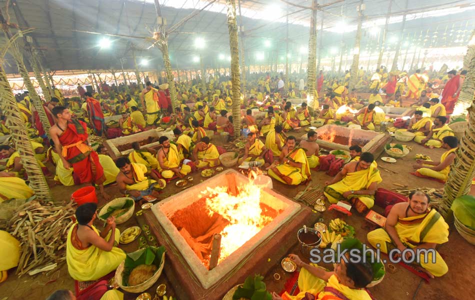 KCR Ayutha Chandi Yagam last day - Sakshi1