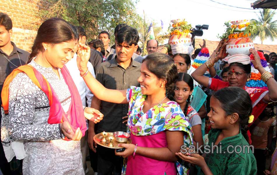 sharmila visited seven families in medak6