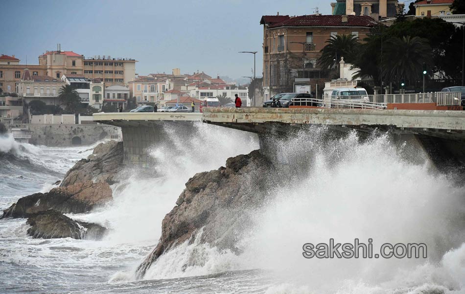 waves crashing on Marseille coastal road3