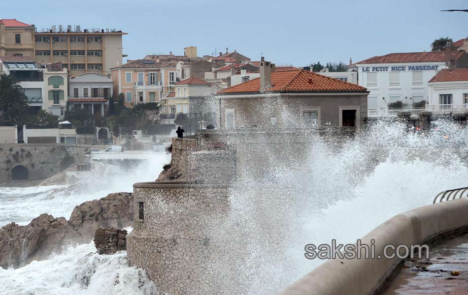 waves crashing on Marseille coastal road8