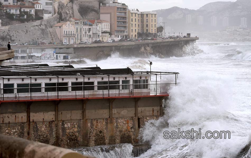 waves crashing on Marseille coastal road9