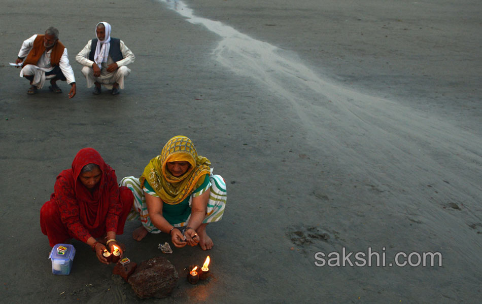 Holy dip in Gangasagar3