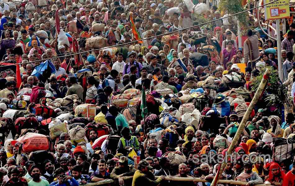 Holy dip in Gangasagar17