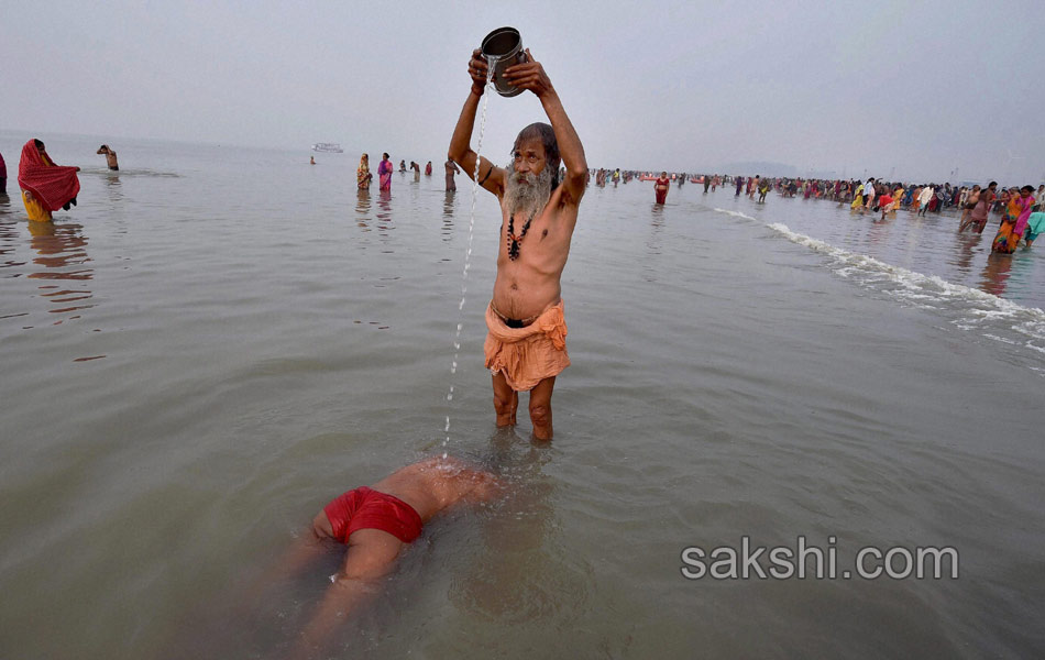 Holy dip in Gangasagar18