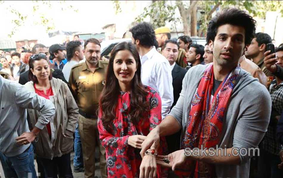 Katrina kaif and aditya roy kapoor go on shopping spree in delhi - Sakshi15